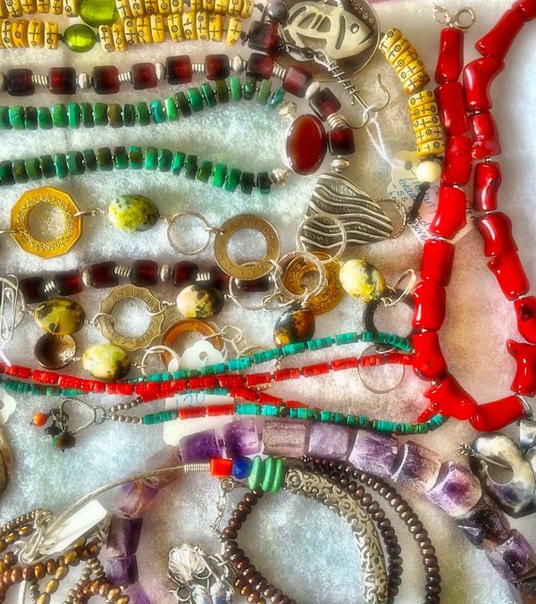 Comment choisir des bijoux en pierres précieuses qui complètent une tenue minimaliste?